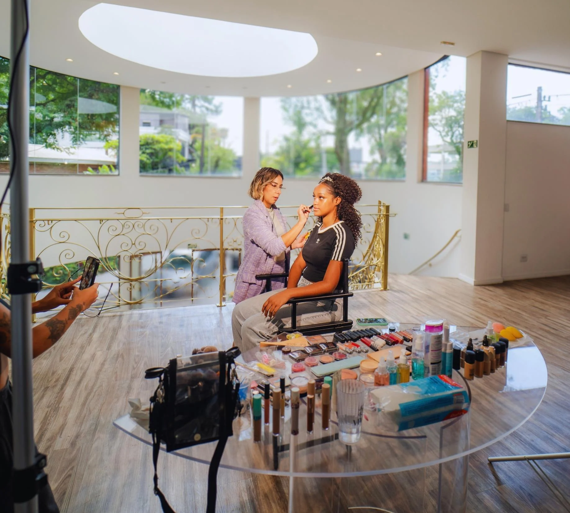 Bastidor com maquiadora e mesa de produtos no segundo andar