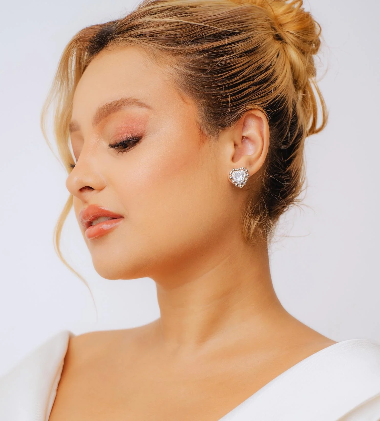 Retrato de beleza em perfil com brinco de coração
