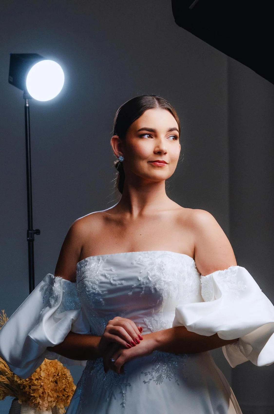 Retrato com vestido branco de mangas volumosas e luz de estúdio